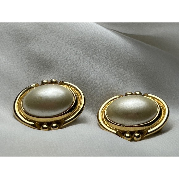 Vintage Earrings Classic Clip on Gold and Pearl - Picture 2 of 4